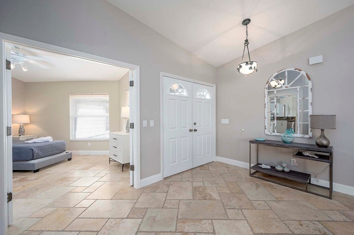 Beheizter Poolbereich mit Sonnenliegen und Blick auf den Kanal.