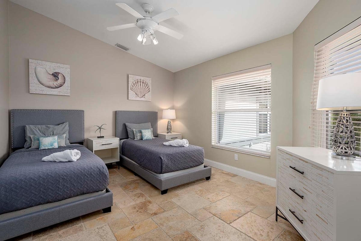 Beheizter Pool mit Sonnenliegen auf der Lanai am Kanal.