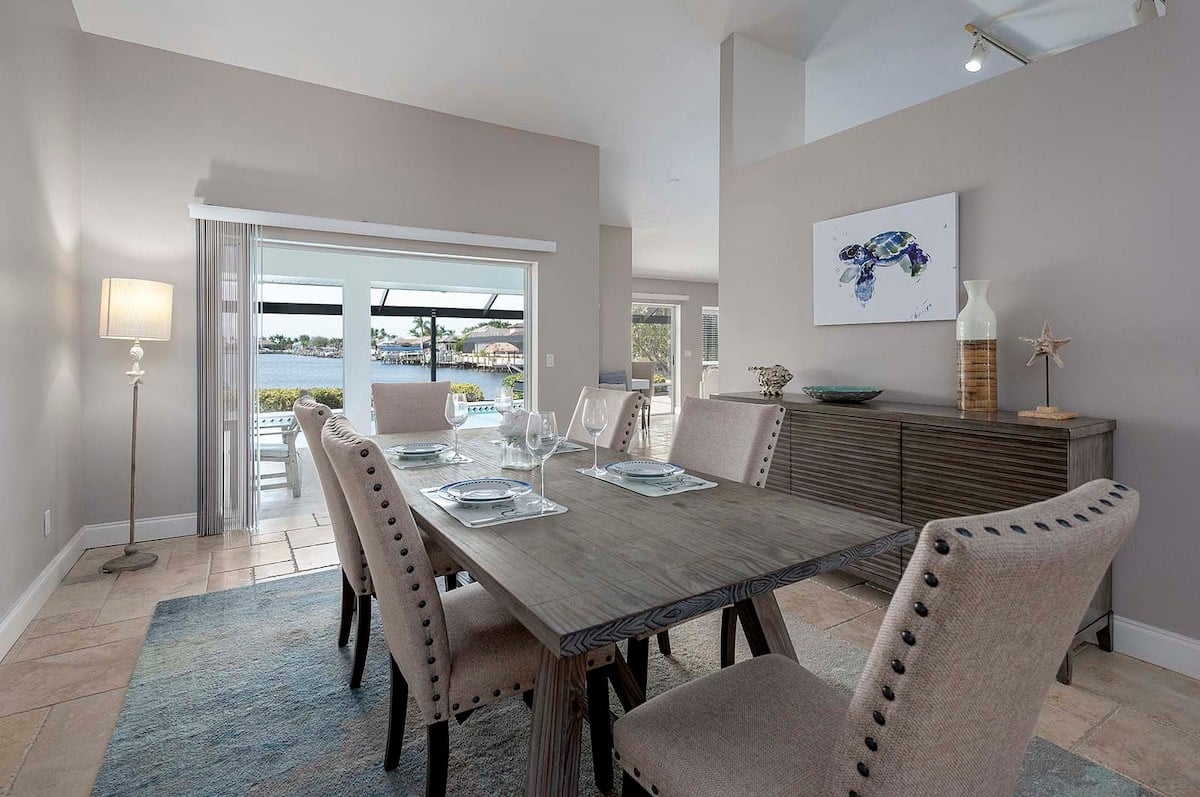 Beheizter Poolbereich mit Lanai und Blick auf den Kanal.