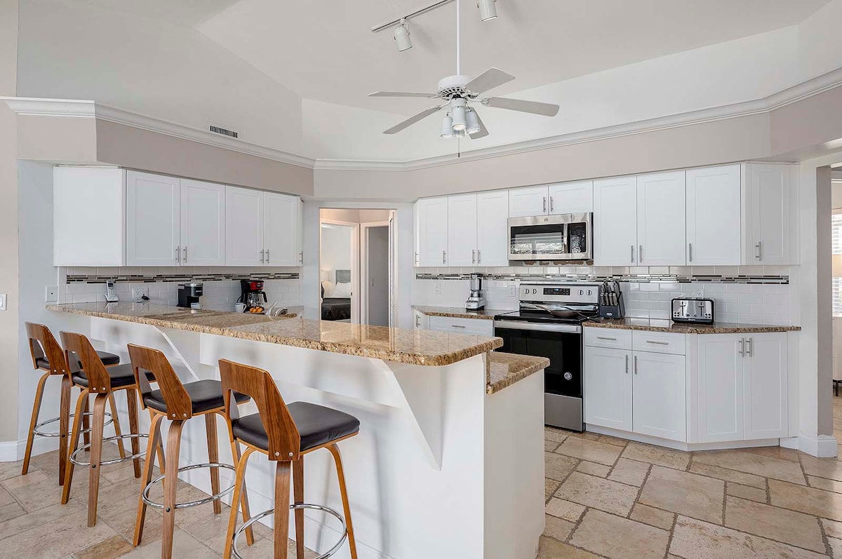 Beheizter Poolbereich mit Lanai und Blick auf den Kanal.