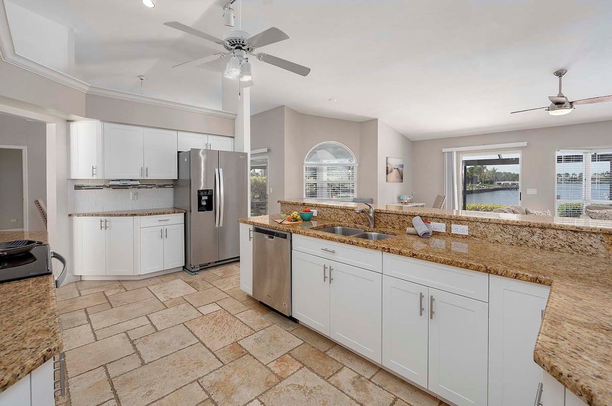 Beheizter Pool mit Sonnenliegen auf der Terrasse am Kanal.