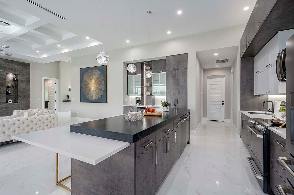 Privater Pool und Whirlpool mit Blick auf den Kanal.