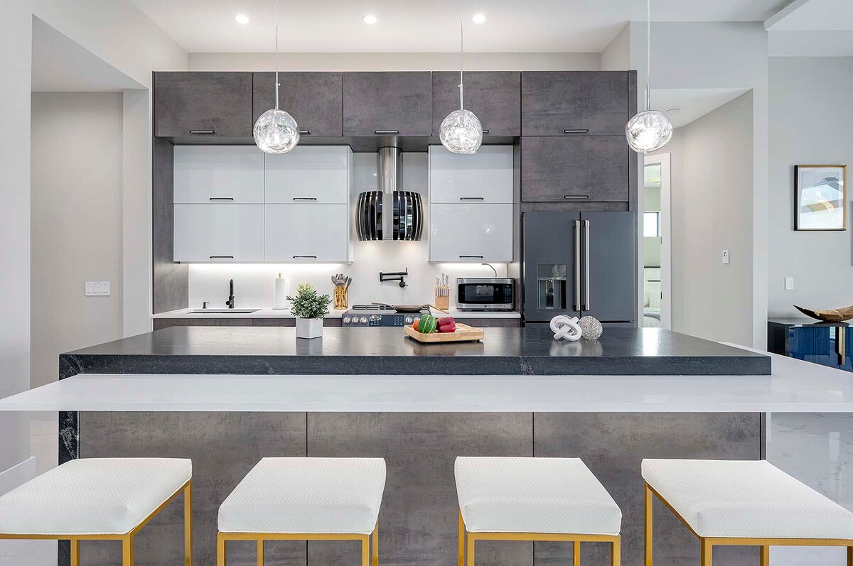 Pool- und Whirlpoolbereich mit Blick auf den Kanal und Bootsanleger.