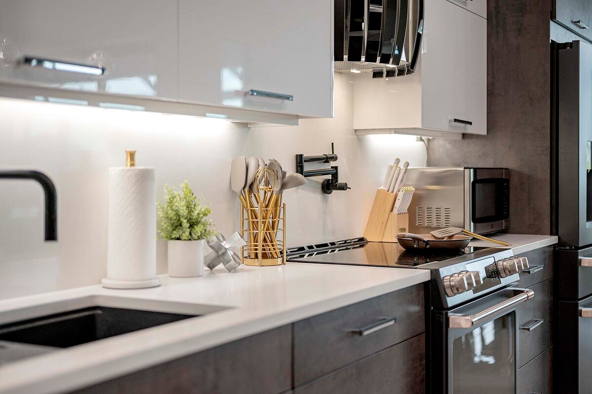 Pool- und Whirlpoolbereich am Kanal mit Bootsanleger.