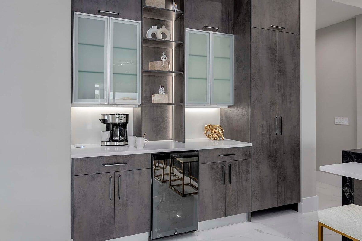 Pool- und Terrassenbereich am Kanal mit Whirlpool und Bootsanleger.