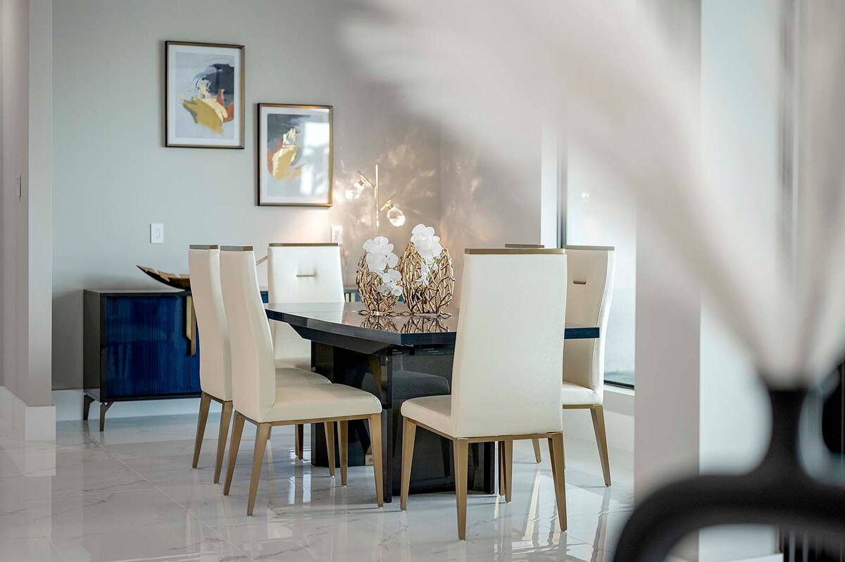 Pool- und Whirlpoolbereich am Kanal mit Bootsanleger.