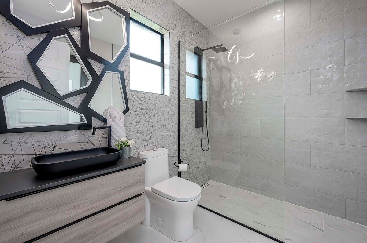 Pool- und Whirlpoolbereich mit Blick auf den Kanal und Bootsanleger.