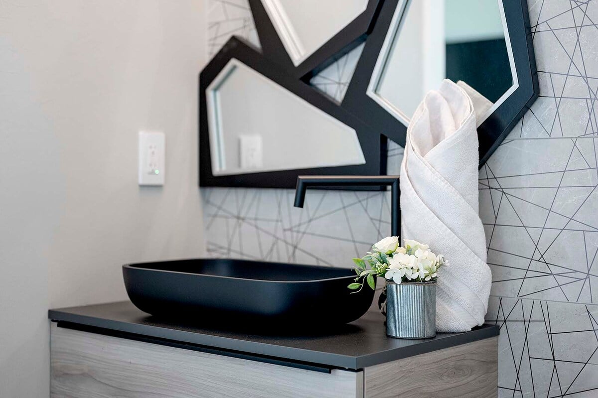 Pool- und Whirlpoolbereich mit Blick auf den Kanal und Bootsanleger.