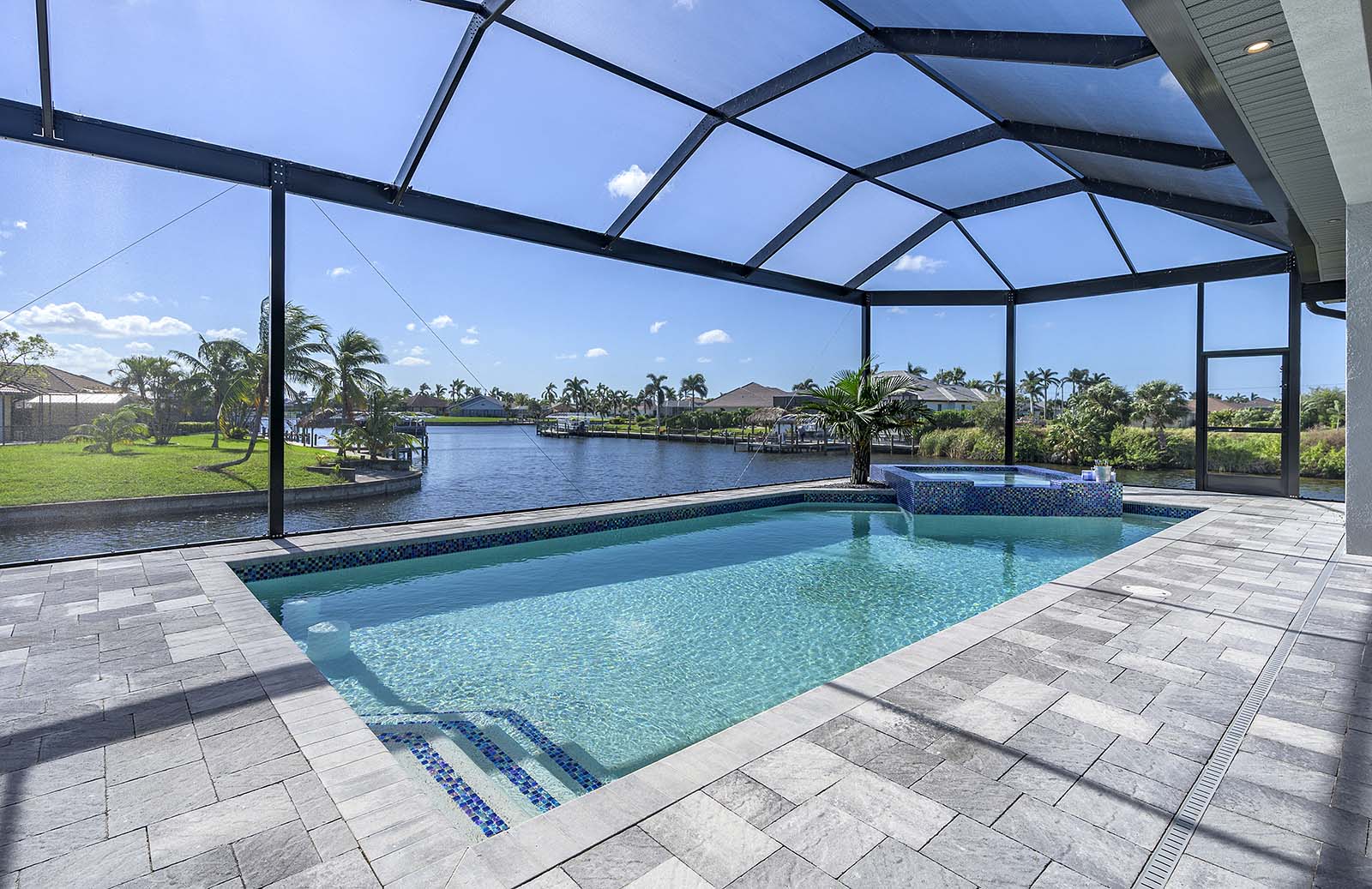 Kanalblick mit privatem Bootsanleger, Pool und Whirlpool.