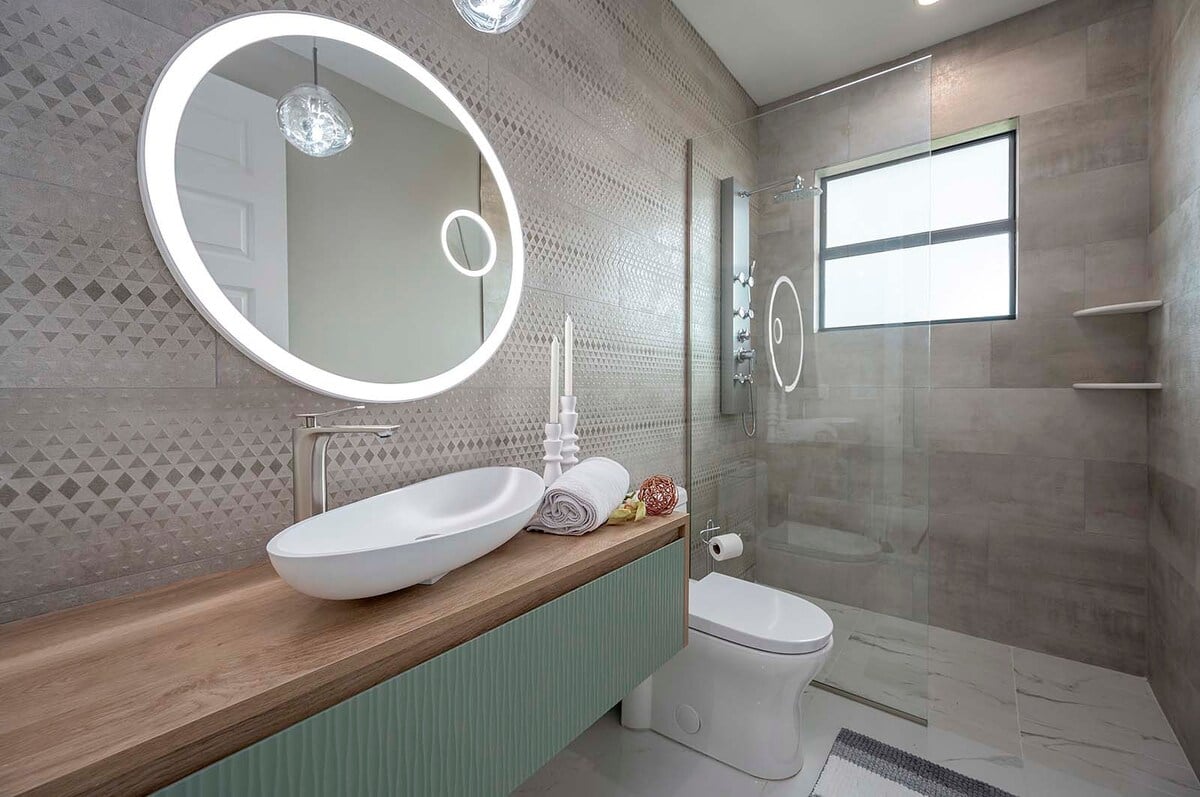 Pool- und Whirlpoolbereich mit Blick auf den Kanal und Bootsanleger.