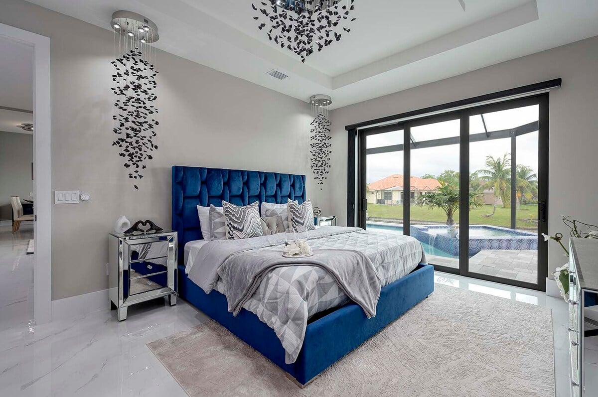 Privater Pool und Whirlpool auf der Terrasse mit Blick auf den Kanal.