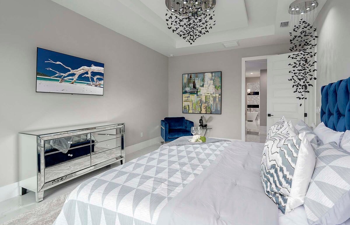 Pool- und Whirlpoolbereich am Kanal mit privatem Bootsanleger.