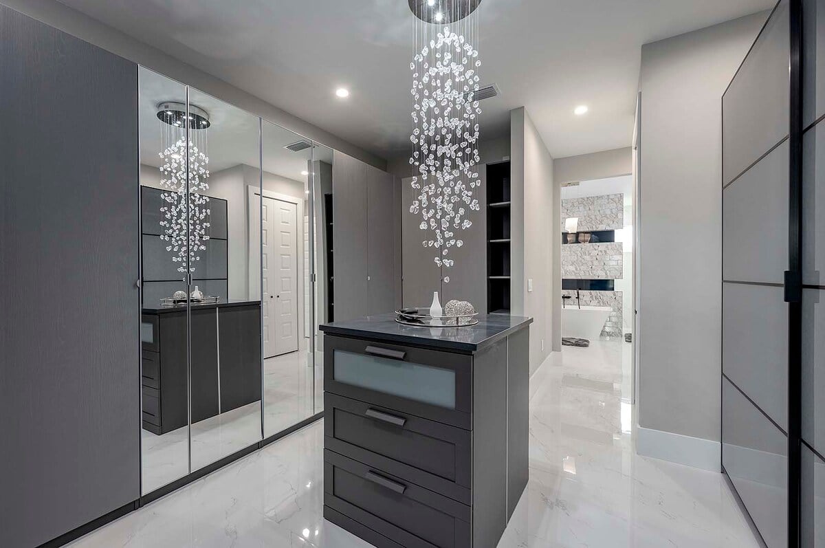 Pool- und Whirlpoolbereich am Kanal mit privatem Bootsanleger.