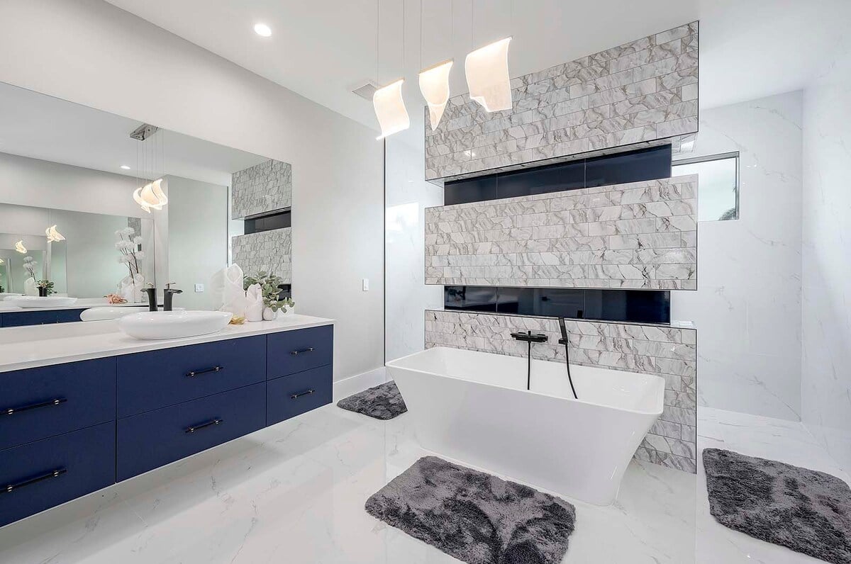 Pool- und Whirlpoolbereich mit Blick auf den Kanal und Bootsanleger.