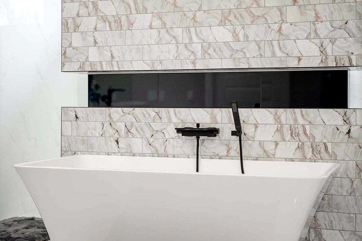 Privater Pool und Whirlpool mit Blick auf den Kanal.