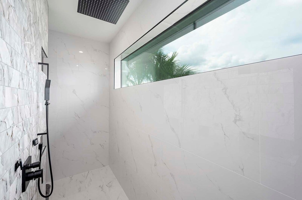 Pool- und Whirlpoolbereich am Kanal mit Bootsanleger.