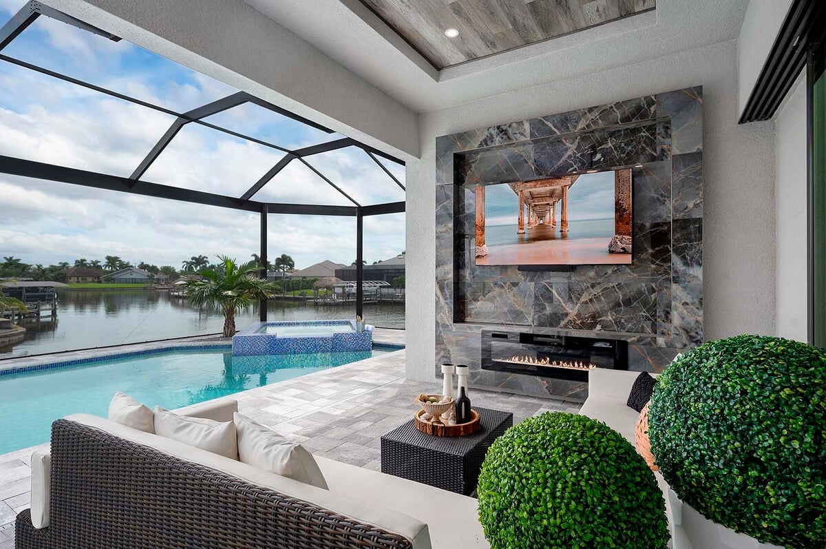 Pool- und Whirlpoolbereich mit Blick auf den Kanal und Bootsanleger.