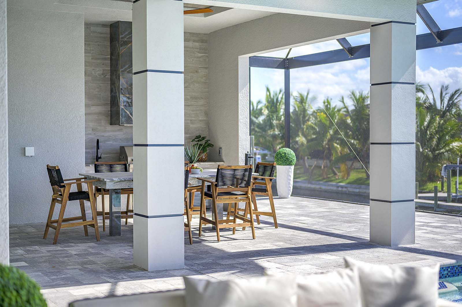 Pool- und Whirlpoolbereich am Kanal mit privatem Bootsanleger.