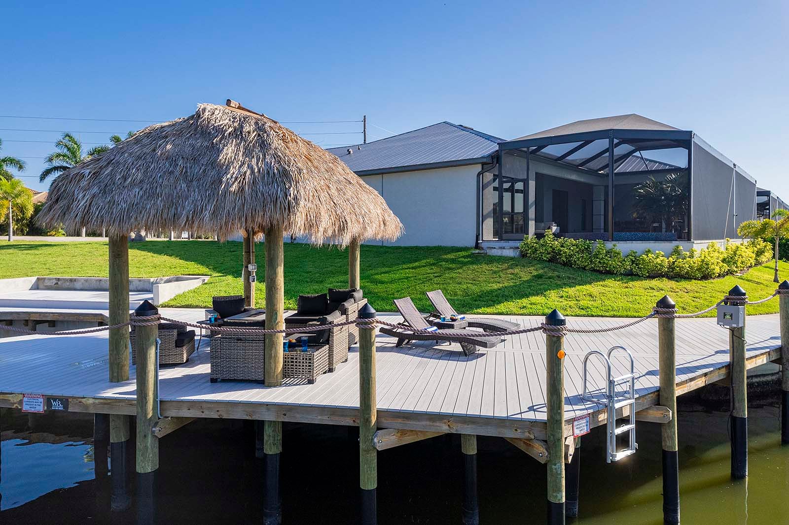 Genießen Sie die atemberaubende Aussicht auf das Dock mit Zugang zum Golf