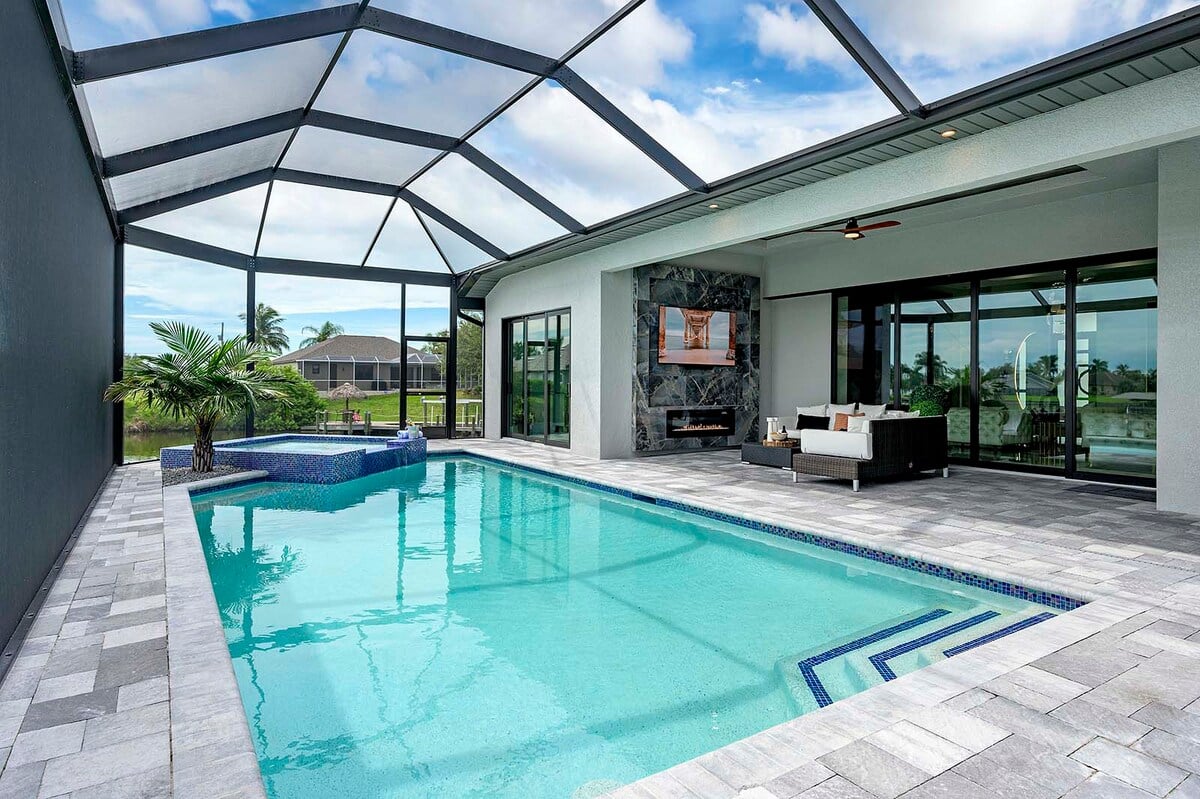 Pool- und Whirlpoolbereich mit Blick auf den Kanal und Bootsanleger.
