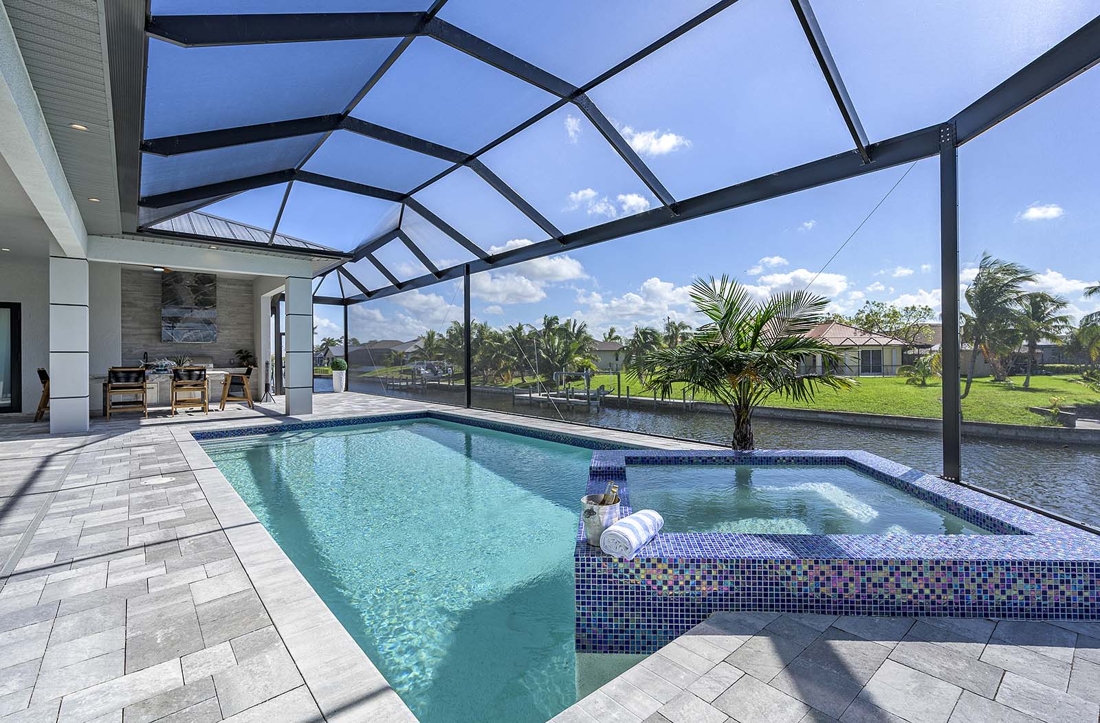 Privater Pool mit Whirlpool und Blick auf den Kanal.