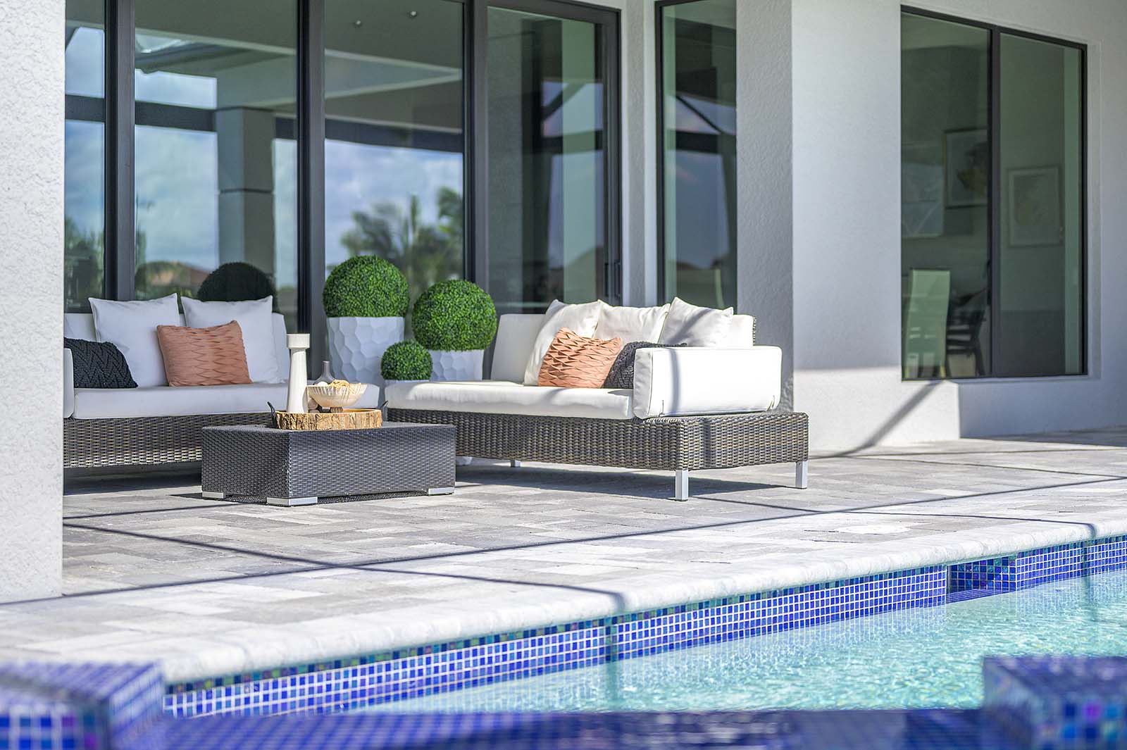 Pool- und Whirlpoolbereich mit Blick auf den Kanal und privatem Bootsanleger.