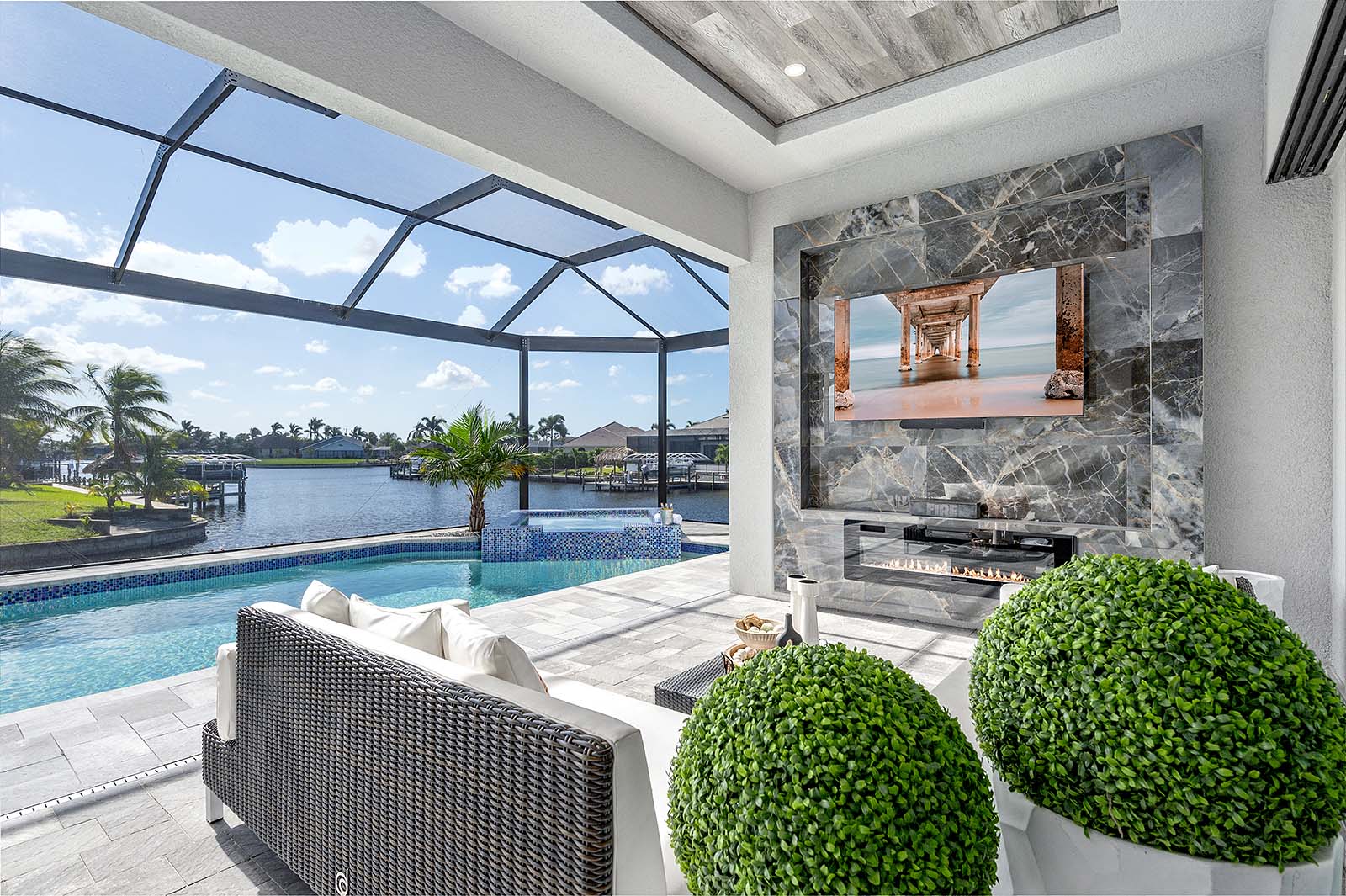 Außenansicht am Kanal mit privatem Bootsanleger, Pool und Whirlpool.