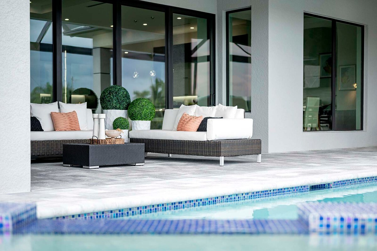 Pool- und Whirlpoolbereich am Kanal mit Bootsanleger.