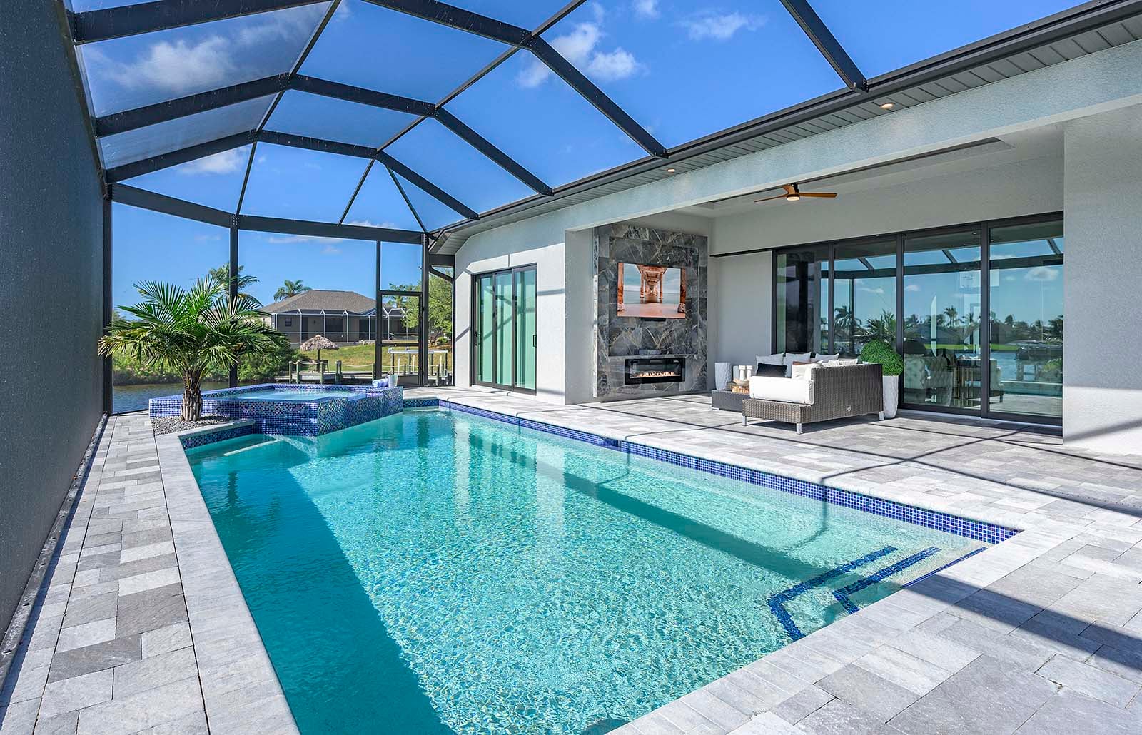 Pool- und Whirlpoolbereich mit Blick auf den Kanal und privatem Bootsanleger.