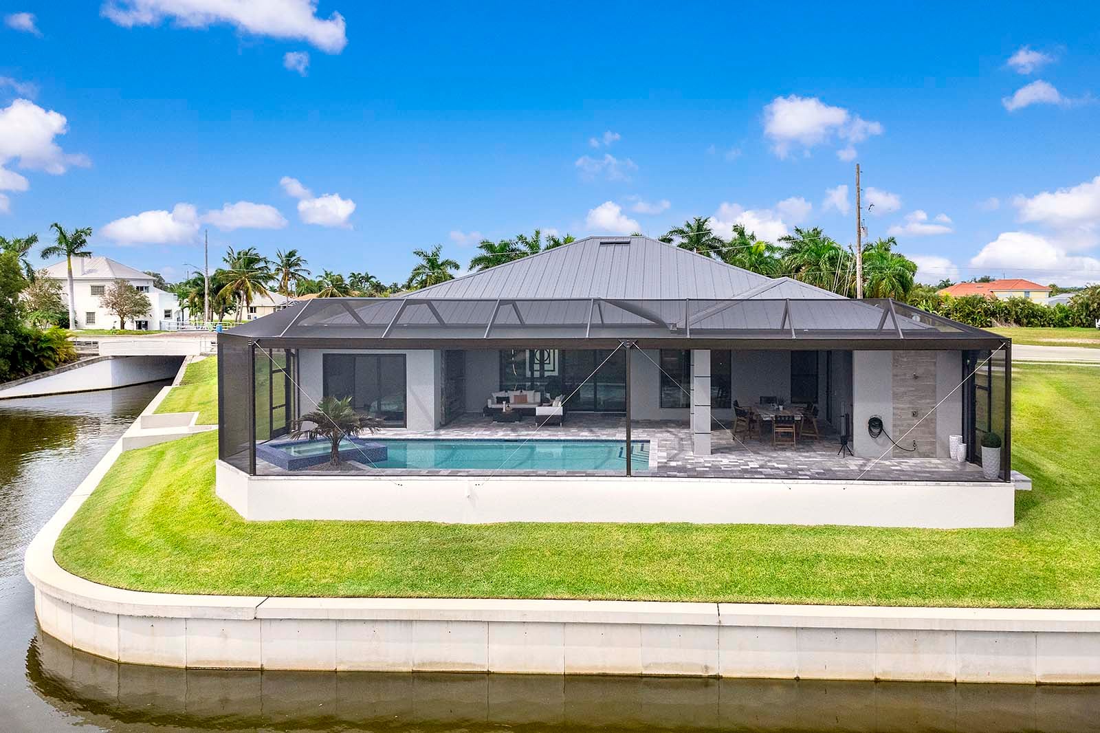 Privater Pool und Whirlpool am Kanal mit Bootsanleger.