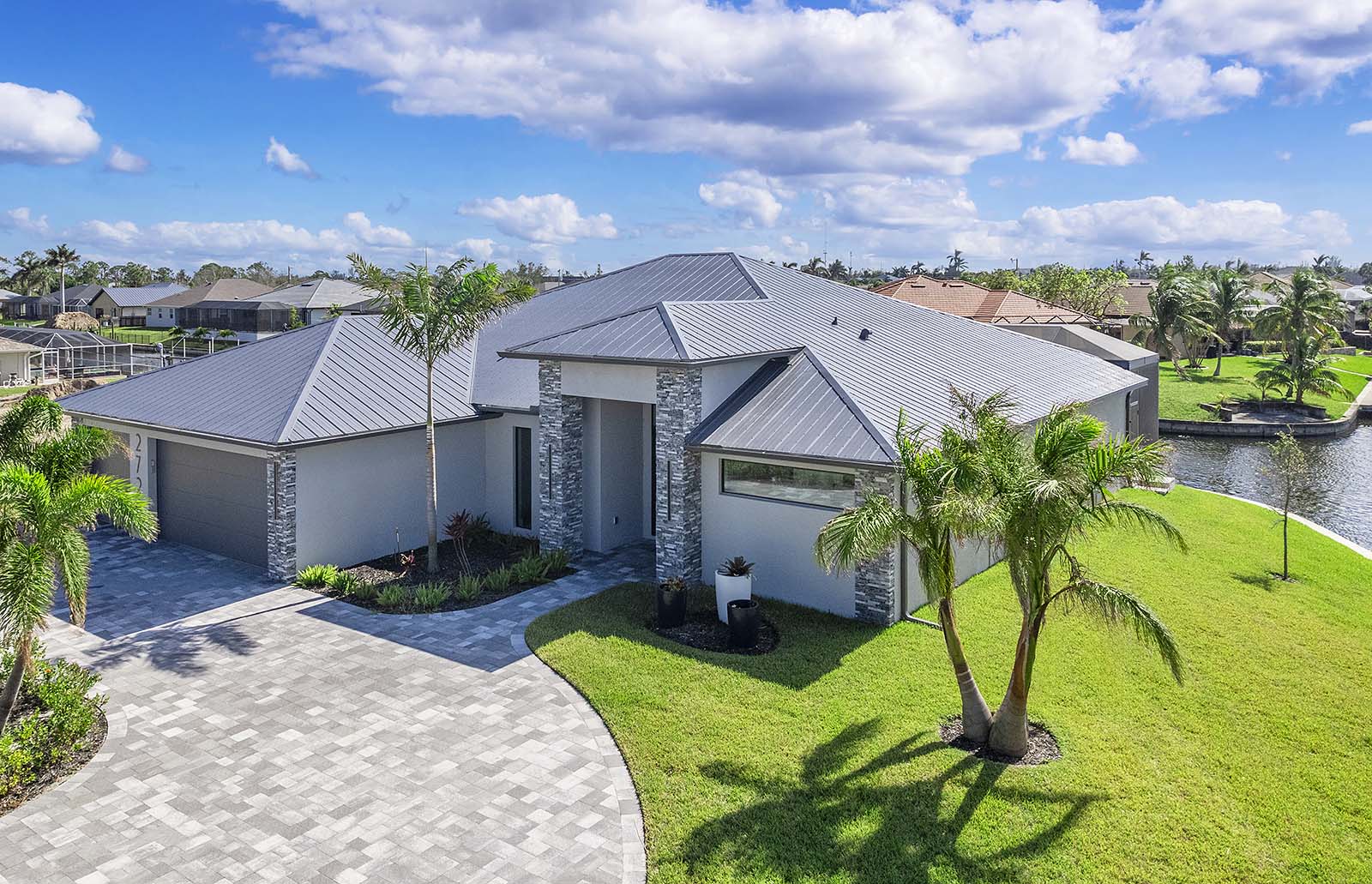 Pool- und Whirlpoolbereich mit Blick auf den Kanal und Bootsanleger.
