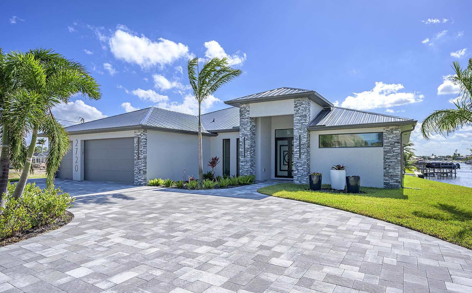 Pool und Whirlpool auf der Terrasse mit Blick auf den Kanal.