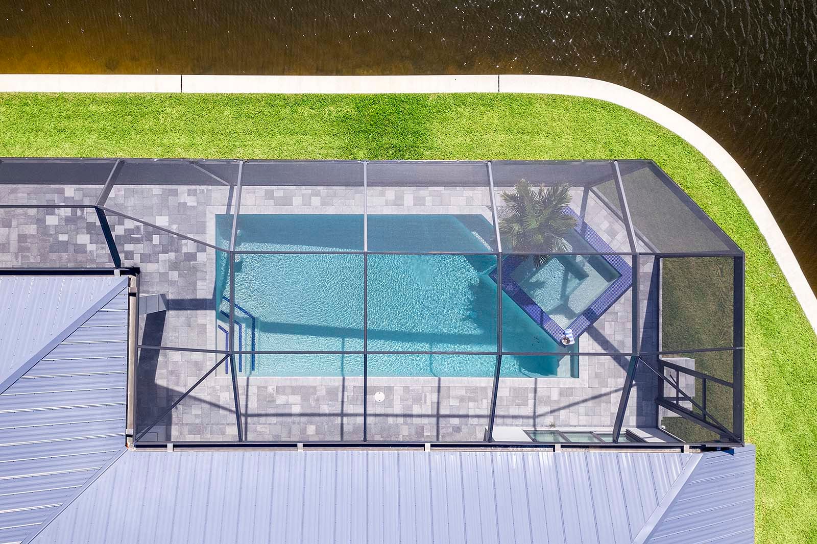 Pool- und Whirlpoolbereich mit Blick auf den Kanal und Bootsanleger.