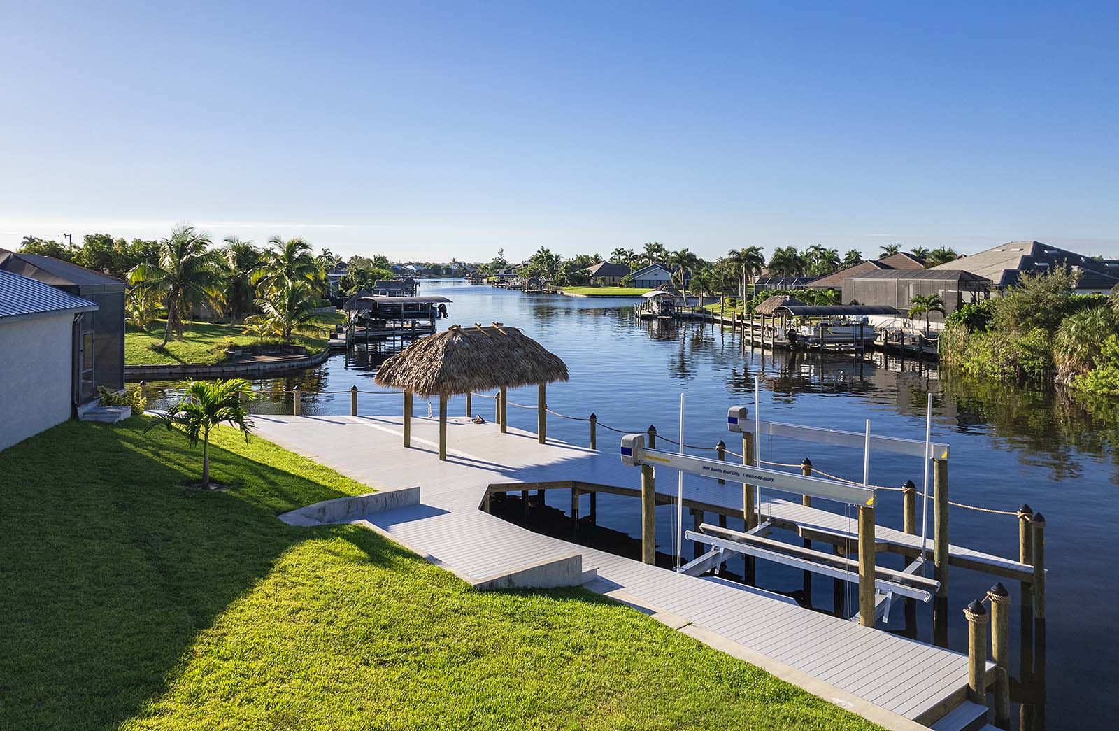 Außenansicht am Kanal mit privatem Bootsanleger.