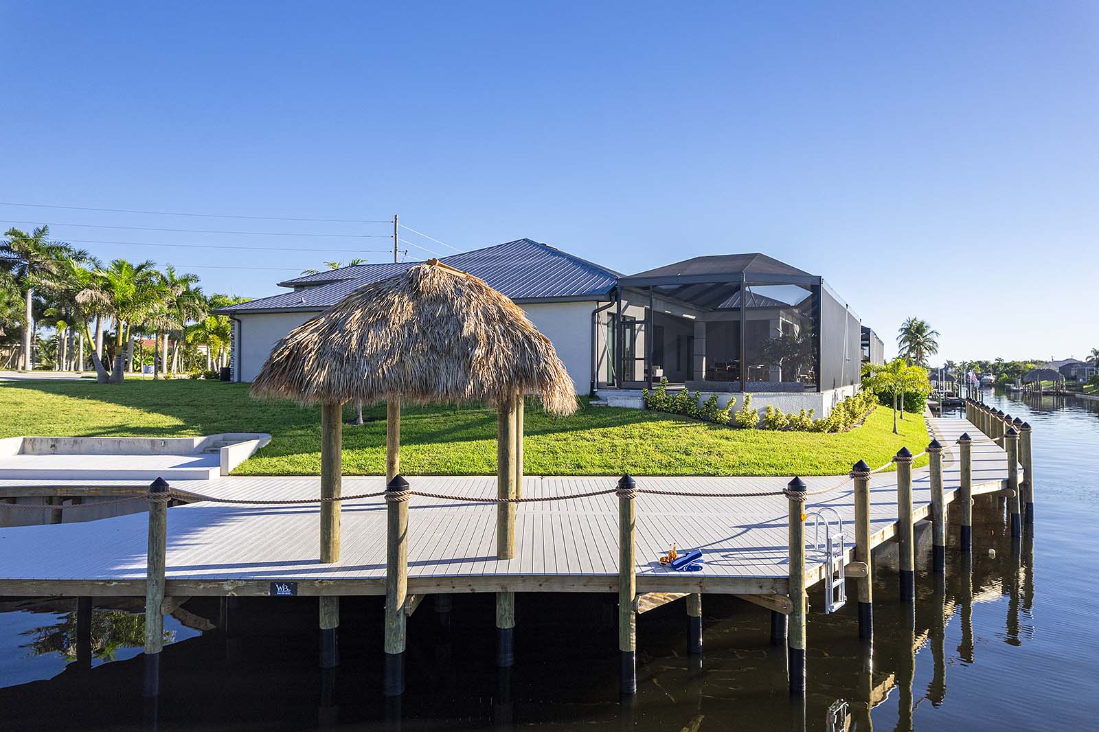 Privater Pool und Whirlpool mit Blick auf den Kanal.