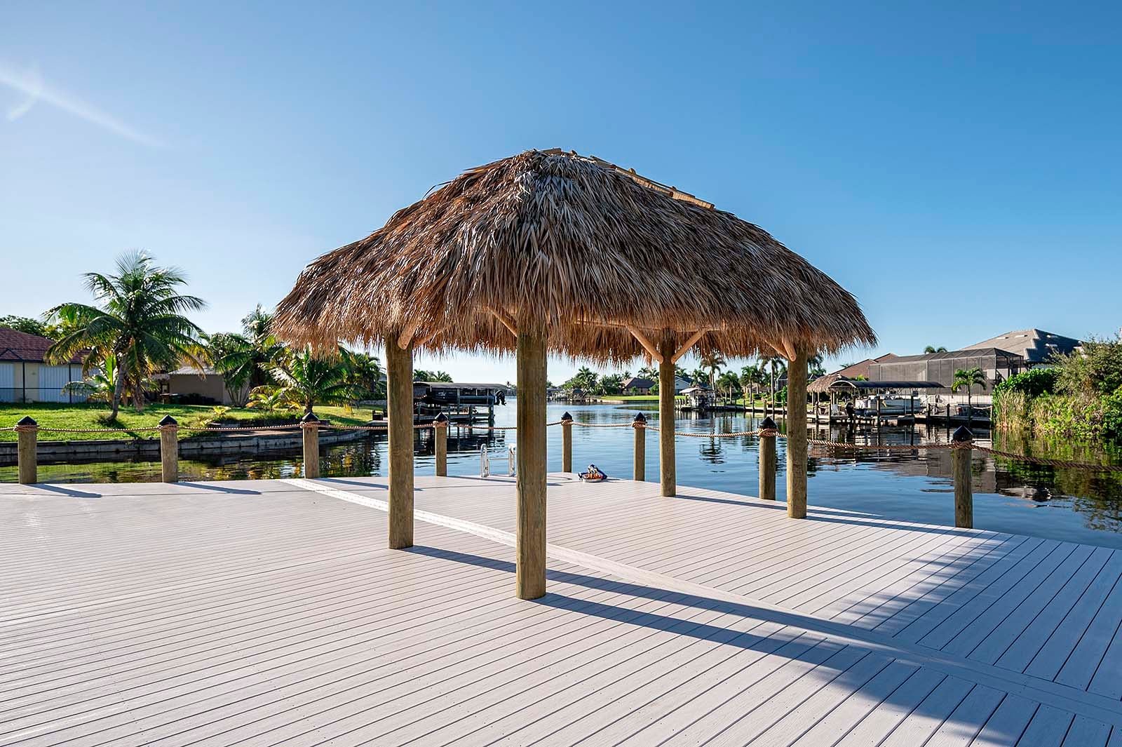 Pool- und Whirlpoolbereich mit Blick auf den Kanal und Bootsanleger.
