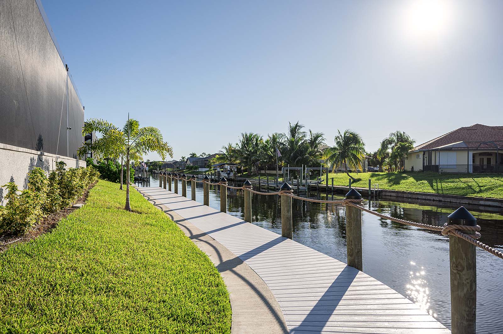 Außenansicht am Kanal mit privatem Bootssteg, Pool und Whirlpool.