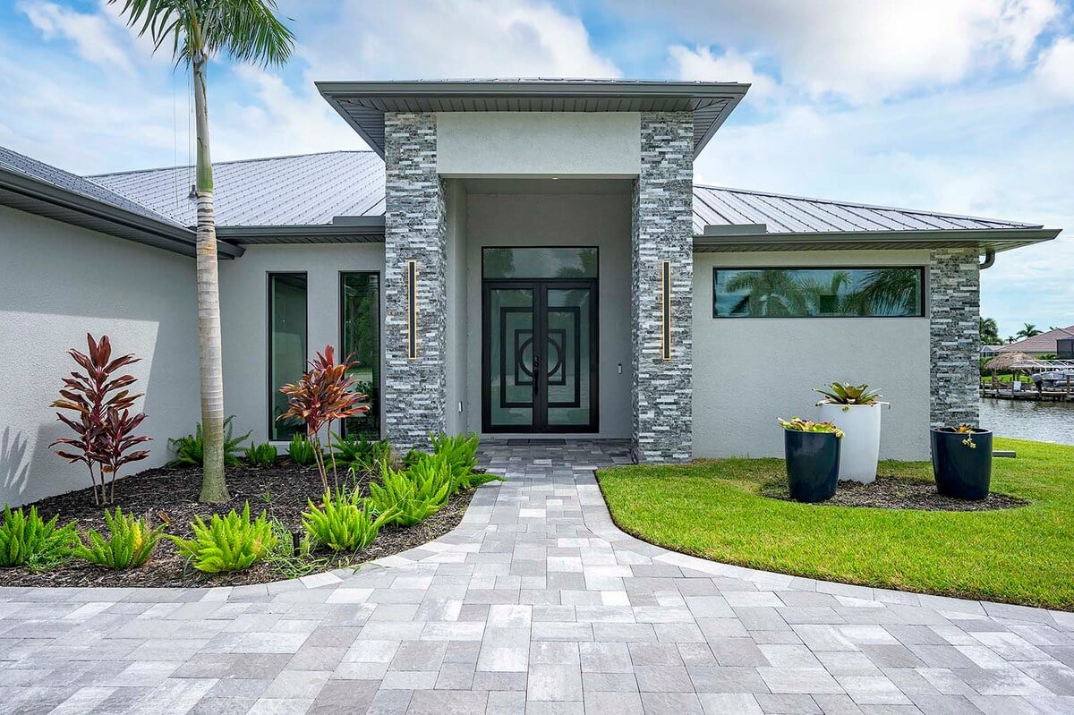 Pool- und Whirlpoolbereich mit Blick auf den Kanal und privatem Bootsanleger.