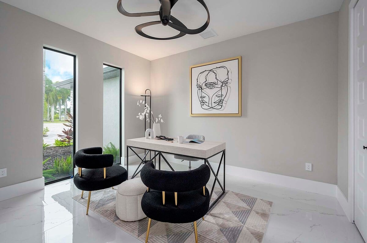 Pool- und Whirlpoolbereich mit Blick auf den Kanal und Bootsanleger.