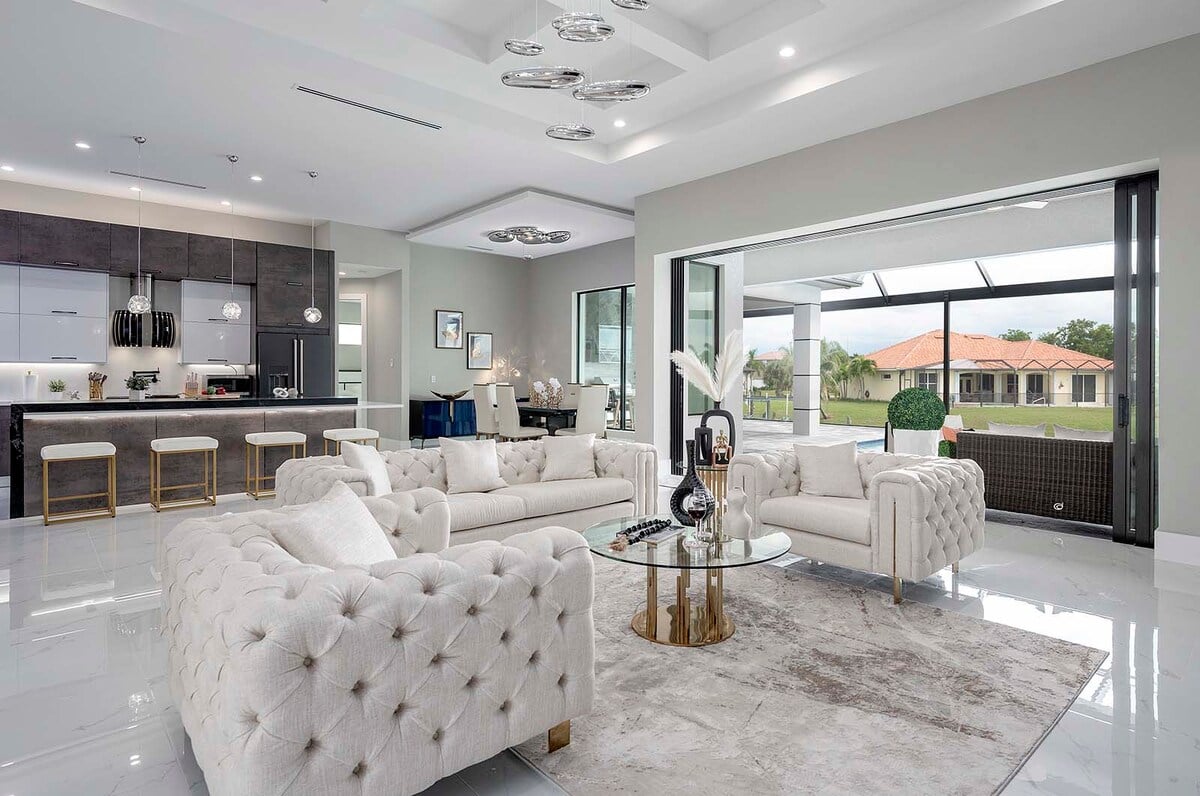 Pool- und Whirlpoolbereich mit Blick auf den Kanal und privatem Bootsanleger.