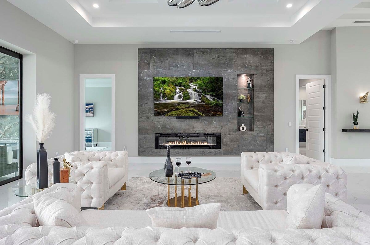 Außenansicht mit Pool und Whirlpool am Kanal mit privatem Bootsanleger.