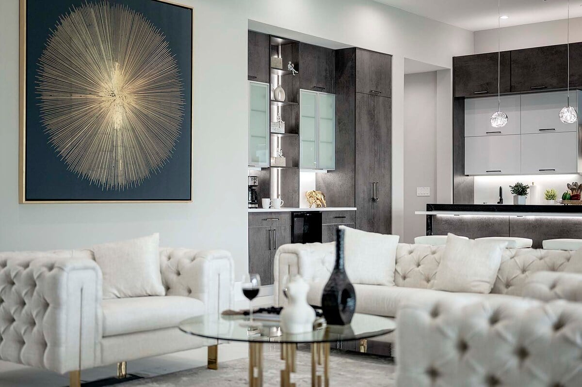 Privater Pool mit Whirlpool am Kanalgrundstück mit Bootsanleger.