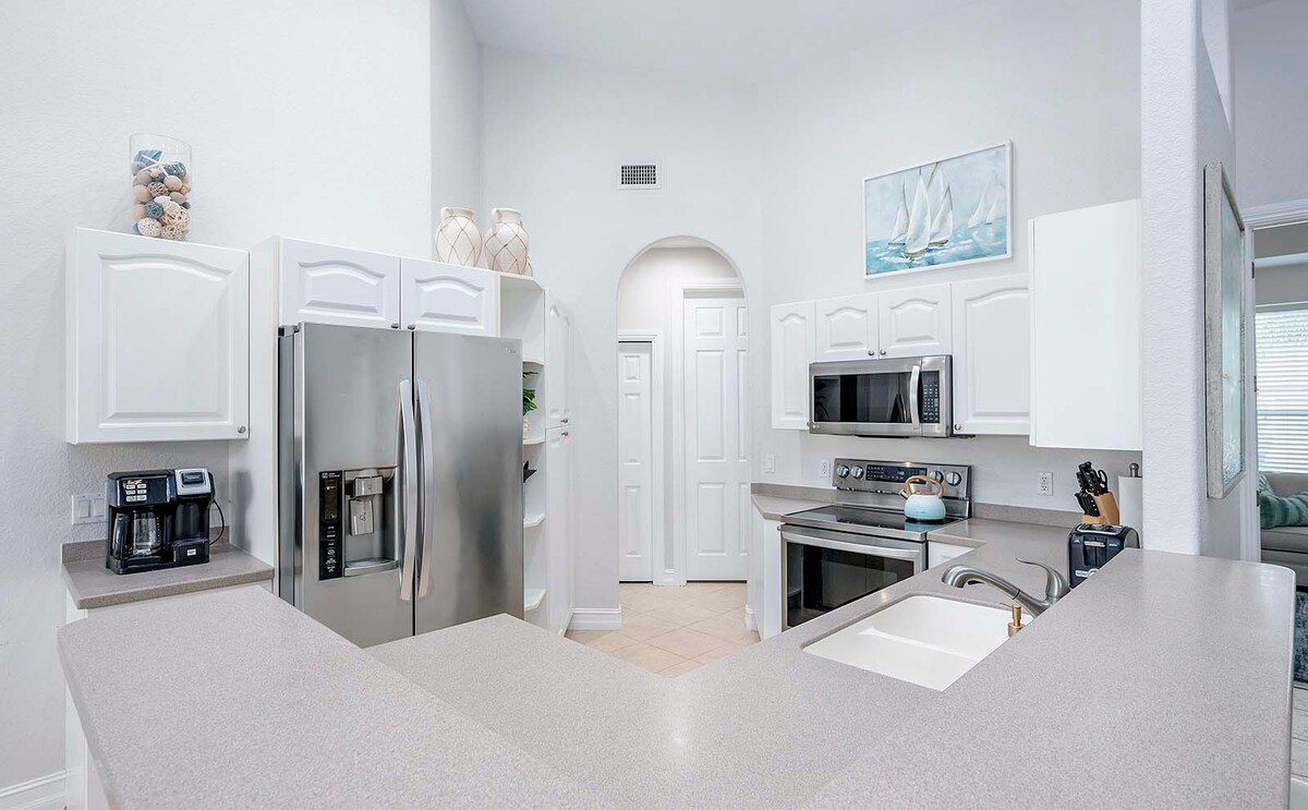 Beheizter Pool mit Sonnenliegen und Blick auf den Kanal.