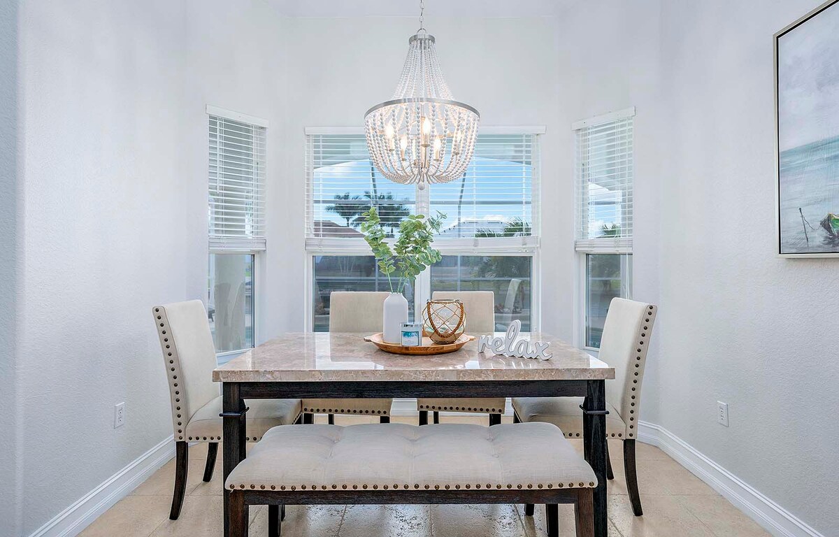 Beheizter Pool mit Sonnenliegen und Blick auf den Kanal.