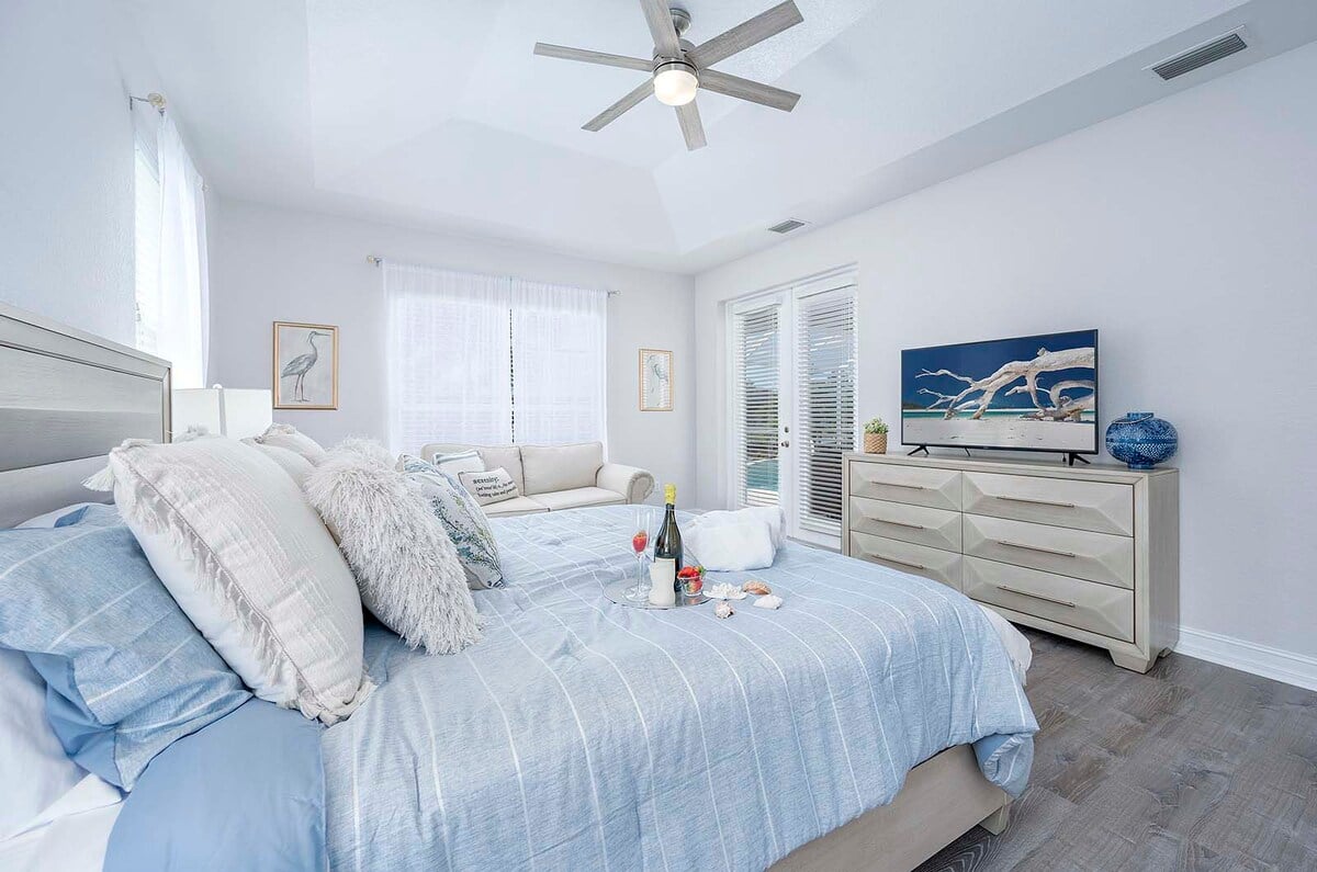 Beheizter Pool mit Sonnenliegen und Blick auf den Kanal.