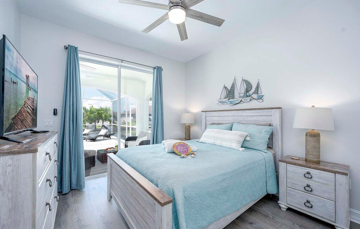 Beheizter Pool mit Sonnenliegen und Blick auf den Kanal.