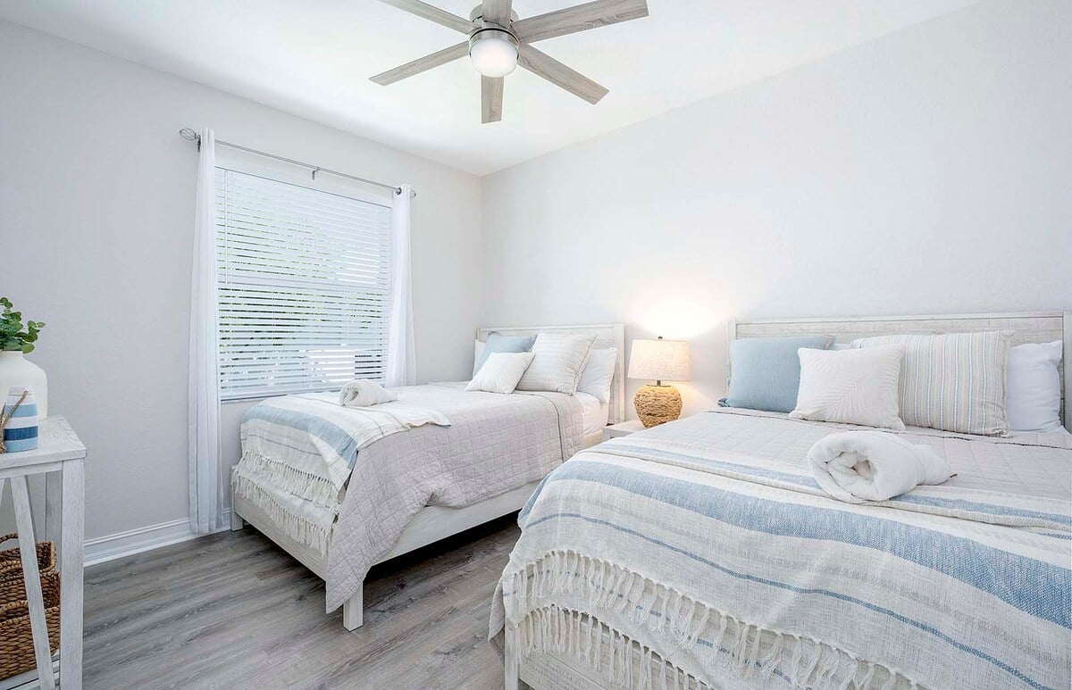 Beheizter Pool mit Sonnenliegen und Blick auf den Kanal.