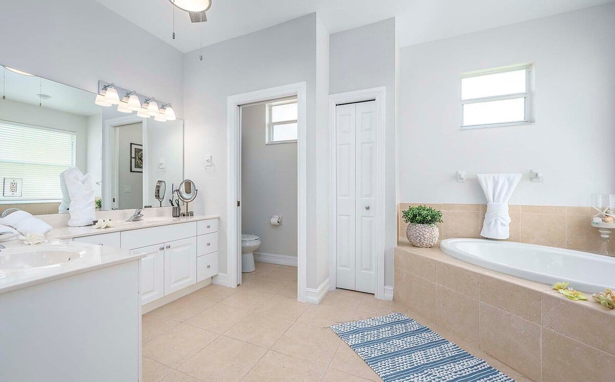 Überdachte Veranda mit Blick auf den Kanal und Sitzbereich.