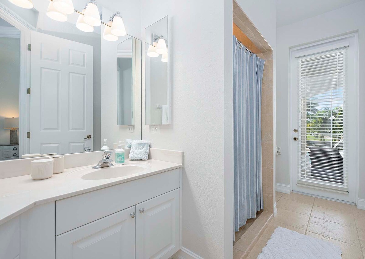 Überdachte Veranda mit Blick auf den Kanal und Sitzbereich.