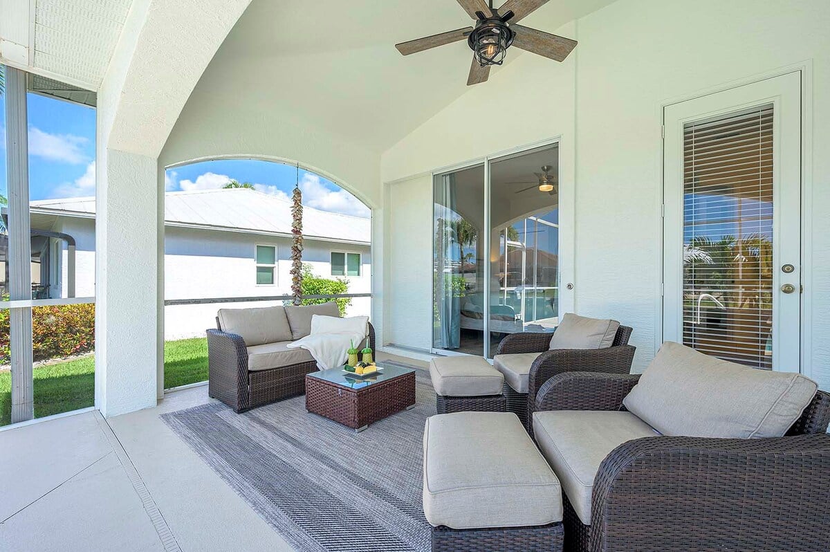 Beheizter Pool mit Sonnenliegen und Blick auf den Kanal.